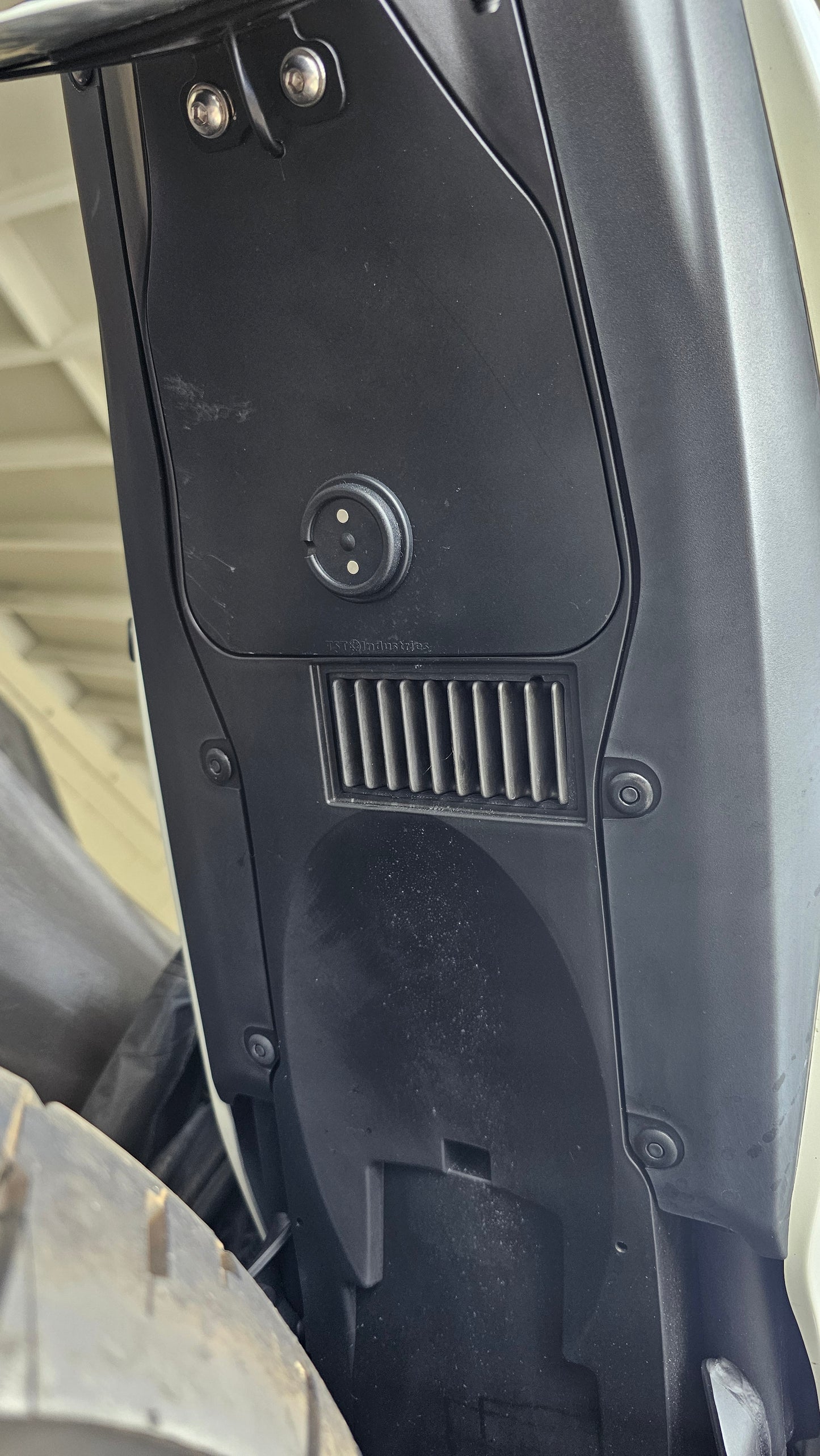 Magnetic trickle charger kit